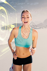 科技banner在沙滩上微笑和慢跑的合身女人综合形象 锻炼背景