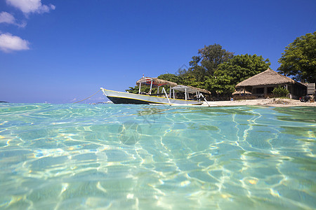 热带海滩上的长尾船 巴厘岛 岛 海洋 岩石 尾巴图片
