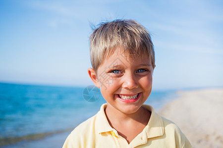 海滩上的男孩 海洋 季节 娱乐 假期 海滨 户外 水图片