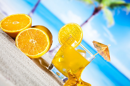 夏季饮料 背景有海滩 派对 蓝色的 玻璃 伏特加酒图片