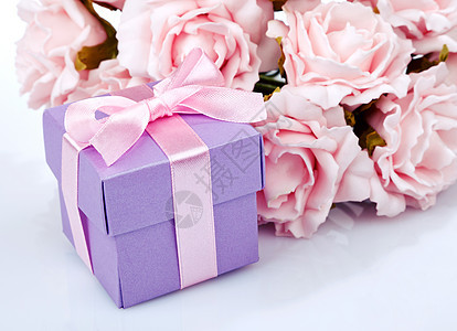 粉红花和礼品盒 开花 桌子 装饰风格 白色的 花束 丝带 粉色的图片