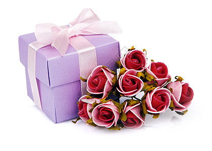 红花和紫色礼品盒图片