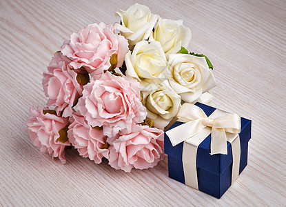 玫瑰和蓝色礼品盒图片
