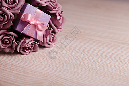 紫玫瑰和礼品盒 弓 情人节 丝带 花瓣 桌子图片