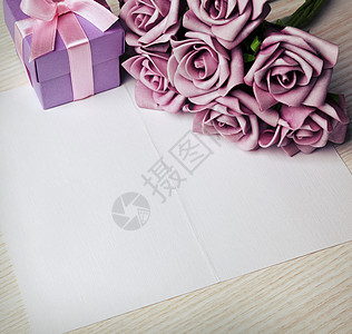 带鲜花和礼品的空白卡 桌子 叶子 花束 写作 开花图片