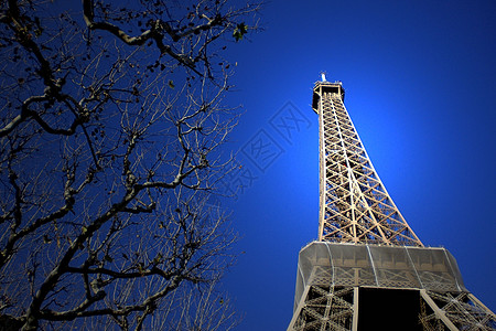 巴黎埃菲尔塔 欧洲 春天 蓝天背景图片