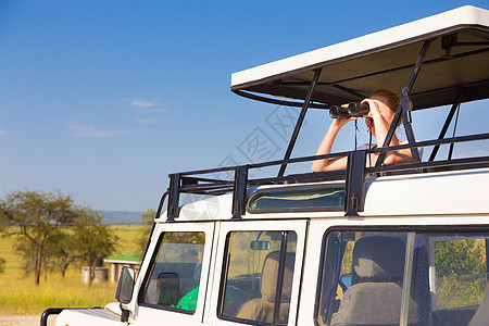 女人在游览 通过望远镜看 车 旅游 手表 短途旅行图片
