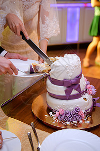 传统的婚礼蛋糕和在婚礼招待会上的装饰性结婚蛋糕 仪式 爱图片