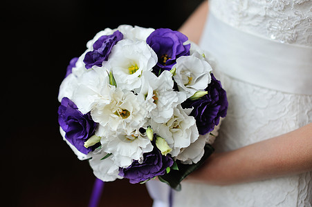 紫花和白花的婚纱花束图片