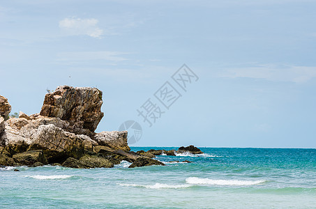 海滩和蓝海 风景 晴天 美丽的 夏天 天空 户外的 岩石图片