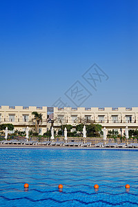 埃及旅馆中美丽的游泳池 带防晒罩的埃及旅馆图片