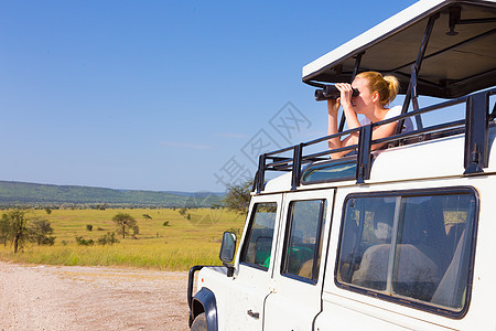 女人在游览 通过望远镜看 阴影 稀树草原 旅游图片