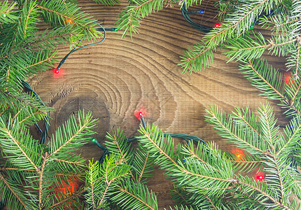 木背景的圣诞灯光 串起来 泡 木制的 电线背景图片
