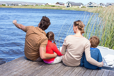 在湖边快乐的一家人 周末活动 河 周末 女儿 船图片