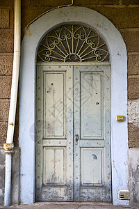 在米拉诺老教堂的门口 水管里图片