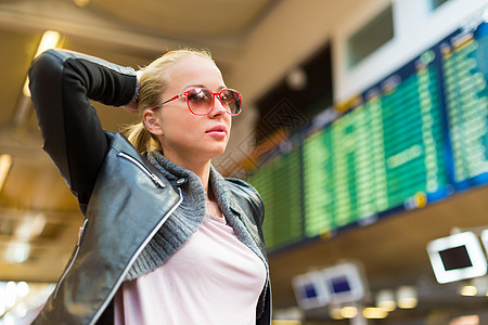 女旅行者检查飞行离境委员会  飞机 时间表 门图片