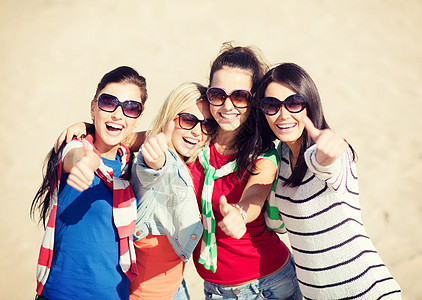 少女或青年妇女举起拇指 派对 微笑 自然 闲暇图片