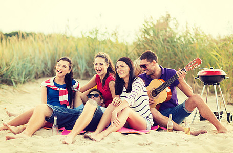 一群朋友在沙滩上玩得开心 男孩们 青少年 团体 微笑图片
