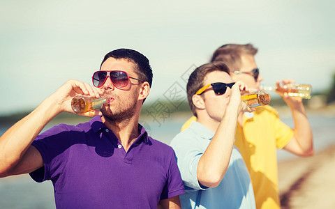 朋友在沙滩上喝着酒 畅快 色调 海 酒精 队友 友谊图片