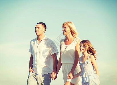 在海边的幸福家庭 父亲 步行 走 妈妈 可爱的 美丽的图片