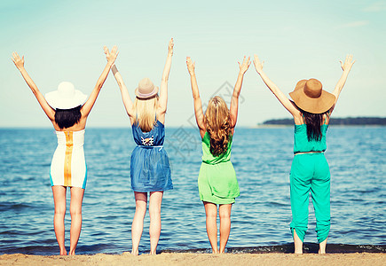 女孩们举手看着大海 喜悦 闺蜜 旅游 步行 连衣裙 自由图片