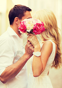 城里有对夫妇的鲜花 浪漫的 接吻 花朵 订婚 浪漫 吻图片
