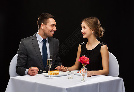 夫妻在餐厅吃甜点时笑着的情侣 蜡烛 微笑 享受图片