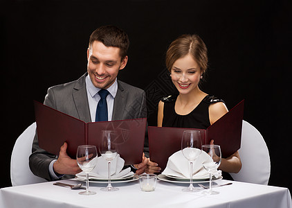 餐点配有菜单的笑着情侣 情人节 用餐 蜡烛 成人 爱图片