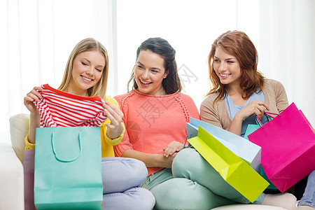 带着许多购物袋 微笑着的少女女孩 零售 购物者图片