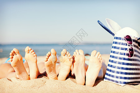 三个女人躺在沙滩上 旅游 海滨 海滩 草帽 海岸线 说谎图片