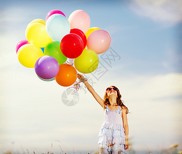 带着多彩气球的快乐女孩 草地 天 空气 生活图片