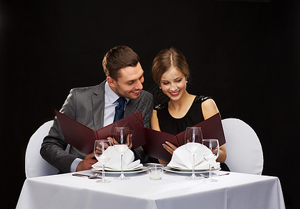 餐点配有菜单的笑着情侣 晚上 蜡烛 成人 幸福图片