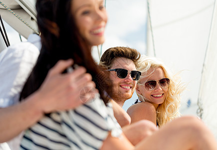坐在游艇甲板上笑笑的朋友 海 快乐的 水手们 友谊图片