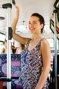 带着微笑的少女乘公共汽车 服务 民众 夏天 假期图片