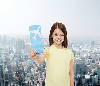 带着飞机票笑笑的小女孩 假期 迷人的 乘客 游客 航班图片