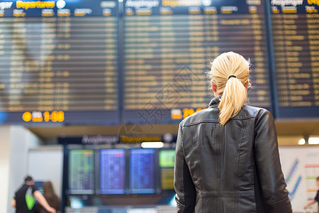 女旅行者检查飞行离境委员会  时间 民众 屏幕图片