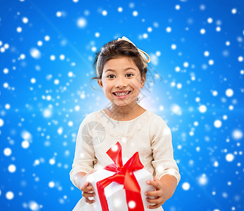 带礼物盒的笑笑小女孩 幸福 展示 惊喜 冬天图片