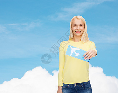 带着飞机票微笑的年轻女子 美丽的 放松 冒险 蓝色的图片