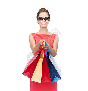 穿着红裙子 带购物袋的笑着妇女 礼物 顾客 销售图片