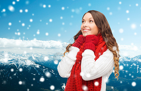 穿着冬衣微笑的年轻女子 围巾 舒适 天空 拉丁裔 西班牙裔图片