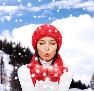 穿着冬衣微笑的年轻女子 白雪皑皑 舒适 吹 旅游 呼吸图片