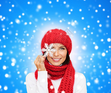 穿着冬衣微笑的年轻女子 衣服 圣诞节 连指手套 羊毛 快乐图片