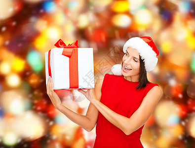 穿着红色礼服 带礼物盒的笑着女人 快乐的 圣诞节图片