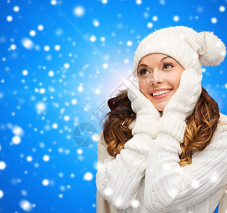 穿着白冬衣 微笑的年轻女子 迷人的 美丽的 可爱的 霜图片
