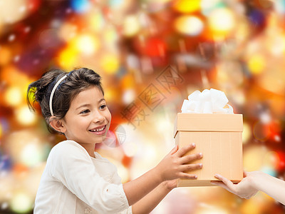 带礼物盒的笑笑小女孩 拉丁裔 红色的 甜的 灯 圣诞节图片