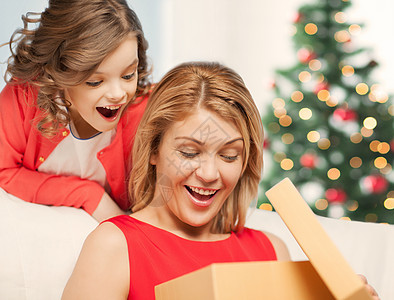 带礼品盒的幸福母亲和少女 家庭 展示 可爱的 父母图片