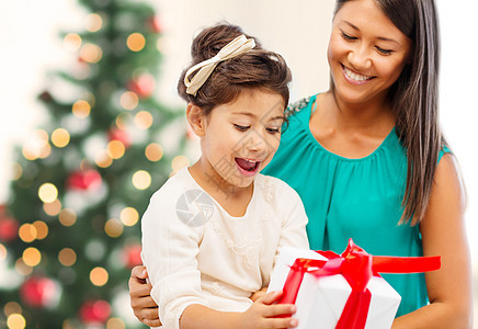 带礼品盒的幸福母亲和少女 庆典 盒子 生日 假期图片