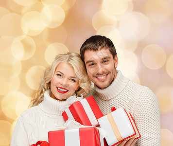 带著礼物的微笑的男女 夫妻 惊喜 季节 冬天 快乐图片