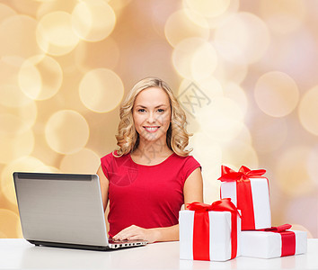 穿着带礼物和笔记本电脑的红衬衫 庆典 快乐的 假期图片
