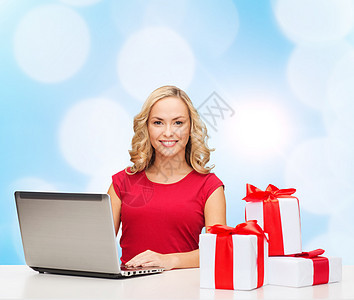 穿着带礼物和笔记本电脑的红衬衫 冬天 快乐的 盒子图片